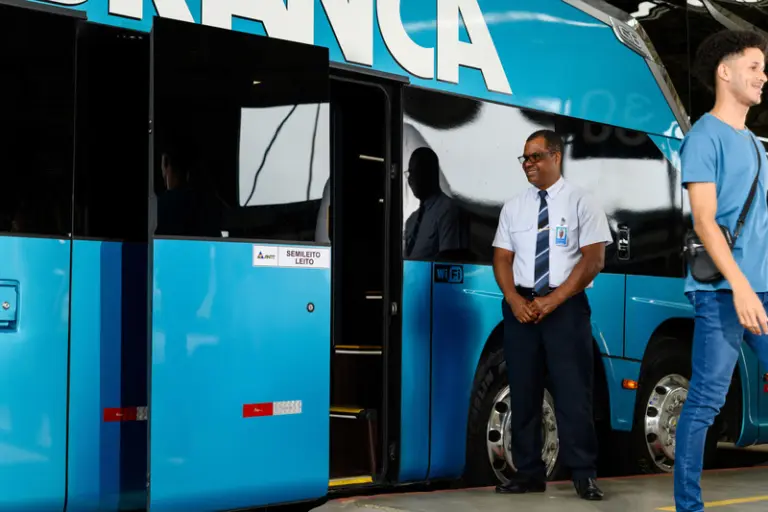 Férias escolares aumentam movimento nas rodoviárias; veja cuidados para viajar de ônibus com crianças e adolescentes