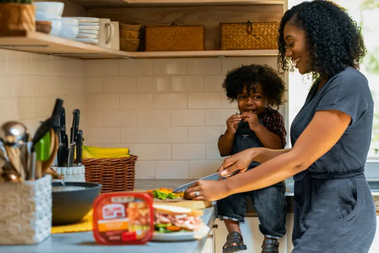 Férias escolares são o momento ideal para fortalecer vínculos entre pais e filhos na cozinha; saiba como