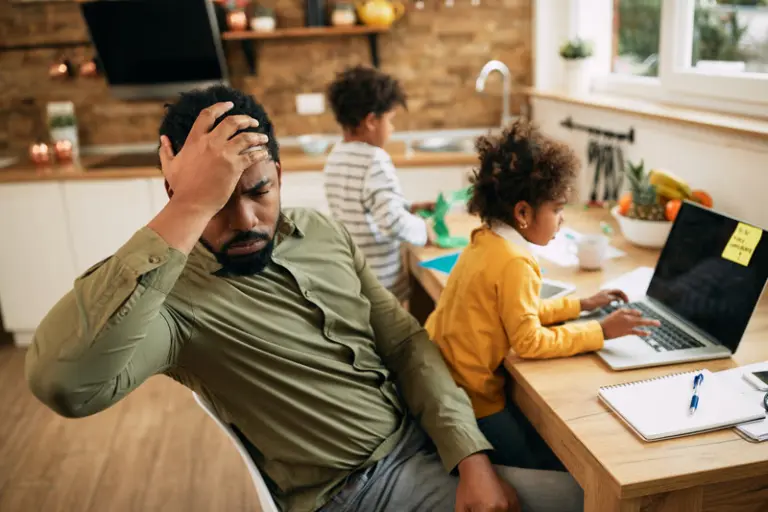 Férias para os filhos, estresse para os pais: como enfrentar os desafios da rotina durante o recesso escolar