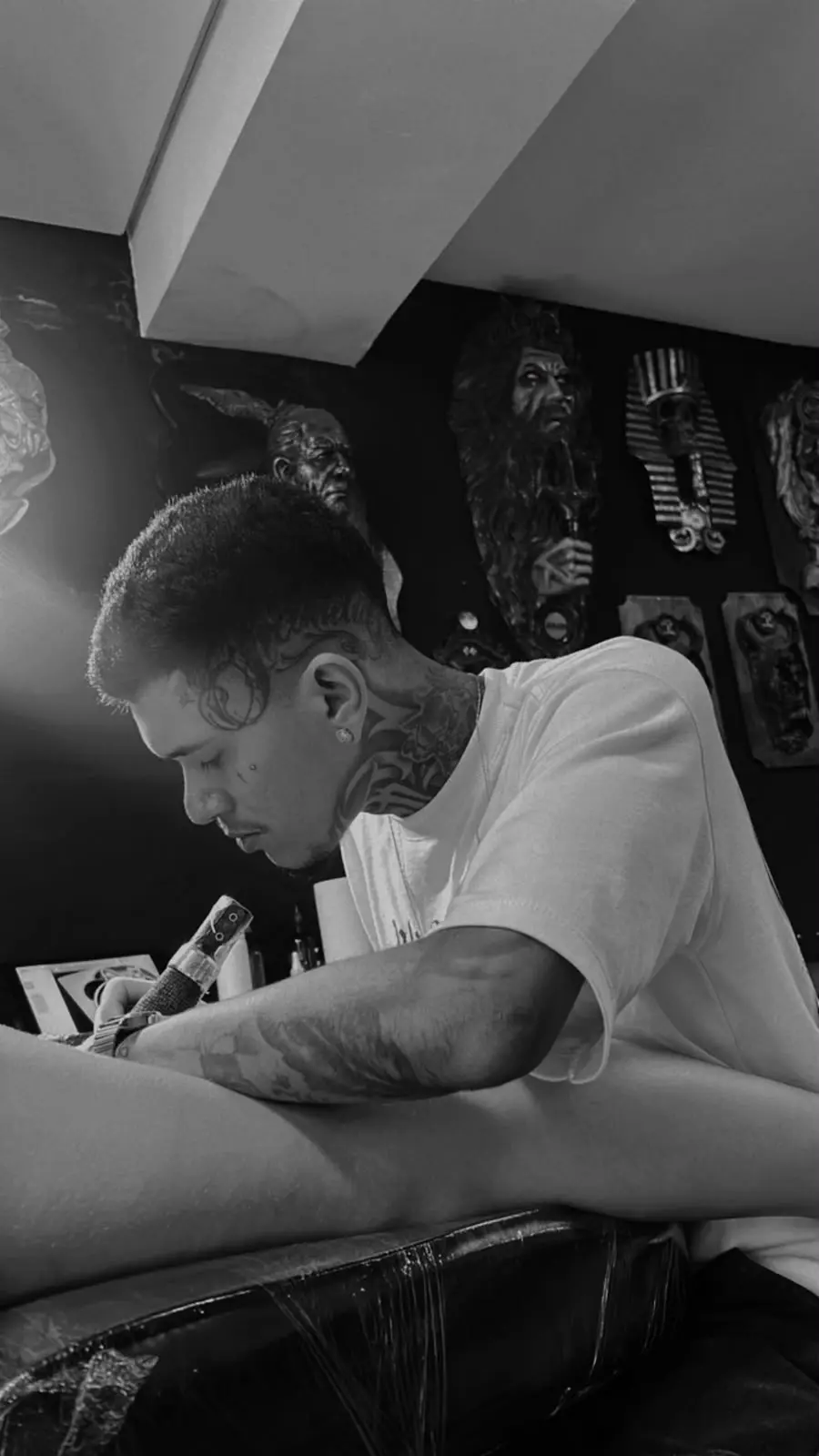 Filipe Lima Leonório realizando um trabalho de tatuagem em cliente no estúdio