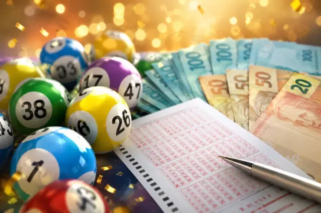 Bolas de loteria, volante de aposta e notas de real ilustram prêmio acumulado da Mega-Sena