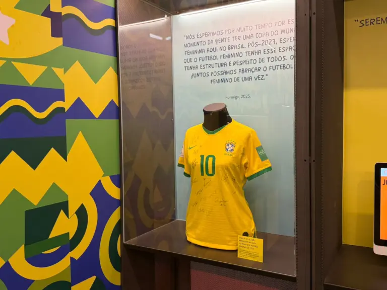 Museu do Futebol começa a contagem regressiva para a Copa de 2027 e exibe camisa da Seleção Feminina