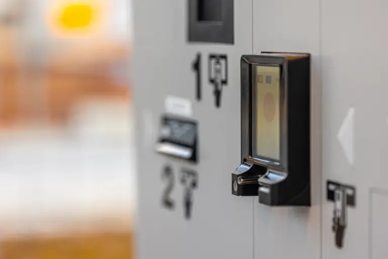 Nova lei de entregas acelera adoção de smart lockers e transforma gestão de condomínios