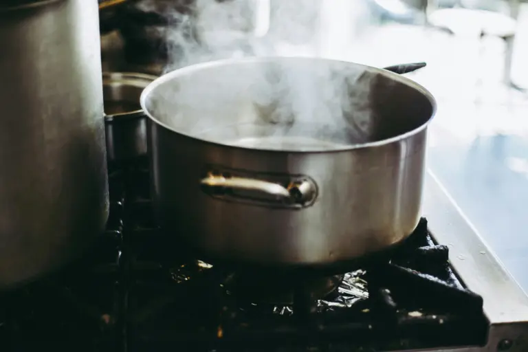 Frio leva brasileiros a improvisar para se aquecer e aumenta risco de queimaduras dentro de casa
