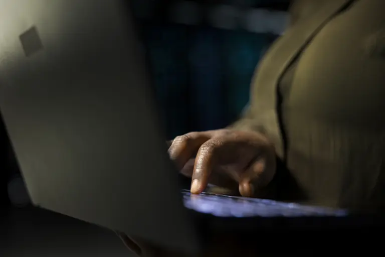Regulação de plataformas digitais avança no Brasil e amplia debate sobre responsabilidade de sistemas de inteligência artificial
