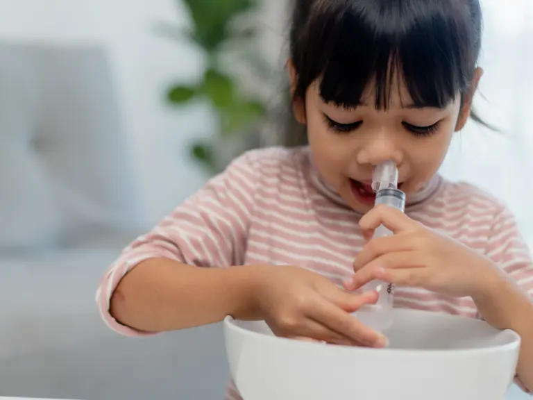Soro nasal no inverno exige técnica correta e não substitui avaliação do pediatra