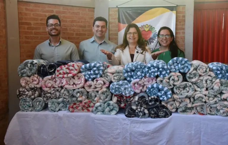 Sicredi mobiliza associados e doa 100 mantas ao Fundo Social de Barretos