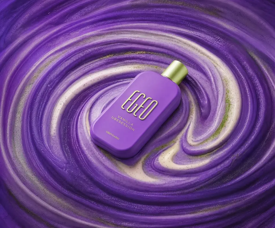 Egeo Vanilla Ubesession do O Boticário com frasco roxo em composição inspirada no Ube