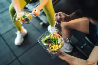 Pessoas consumindo refeições saudáveis com alimentos fontes de fibras e outros nutrientes