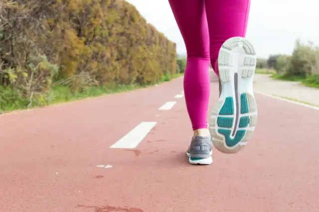 Caminhada, corrida ou musculação: qual exercício realmente protege as articulações?