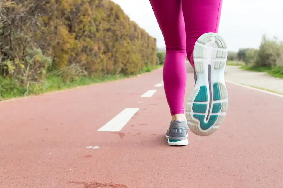 Caminhada, corrida ou musculação: qual exercício realmente protege as articulações?