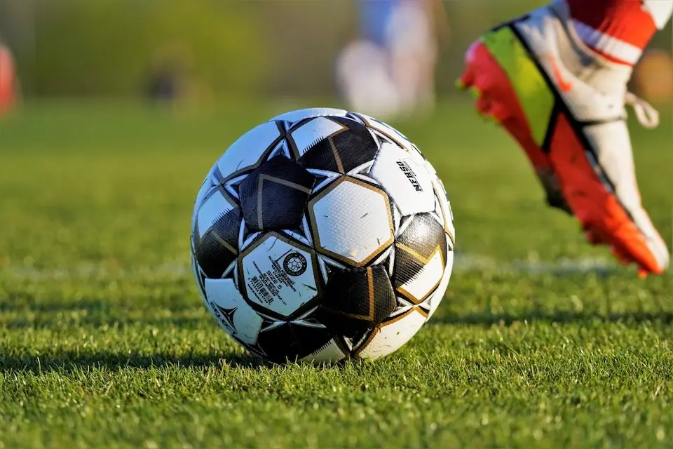 Bola de futebol em campo representando apostas esportivas e casas de apostas legalizadas