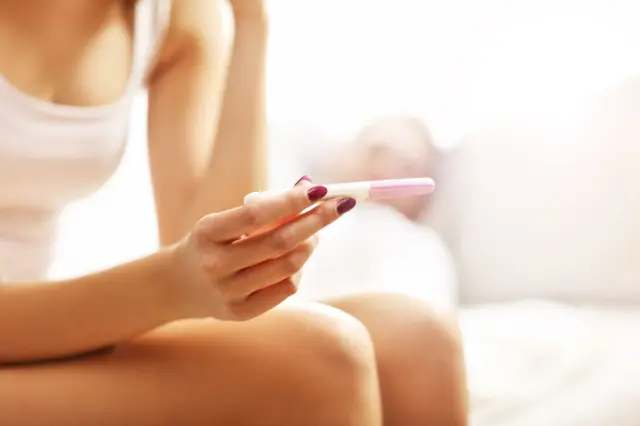Mulher segura teste de gravidez ao abordar fertilidade após os 35 anos