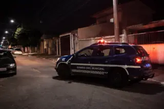 Viatura da Guarda Civil Municipal durante atendimento em bairro residencial à noite
