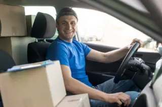 Motorista ao volante durante jornada de trabalho nas estradas