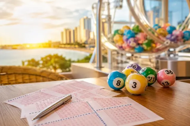 Bolas de loteria, volante de aposta e máquina de sorteio ilustrando o universo das loterias no Ceará