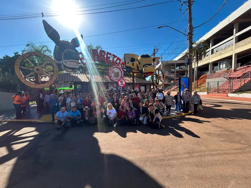 Integrantes da Melhor Idade de Guaíra durante visita ao Parque do Peãozinho, em Barretos