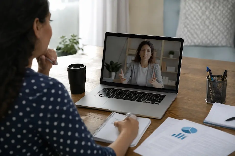 Pessoa acompanha palestra online sobre direitos do consumidor e educação financeira em notebook
