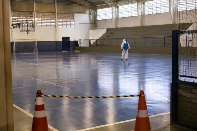 Ginásio esportivo municipal fechado temporariamente para dedetização em Guaíra