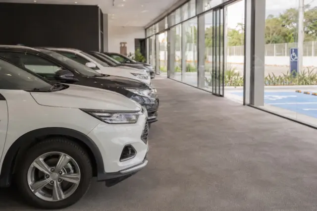 Carros novos em concessionária representando isenção de IPI para PCD