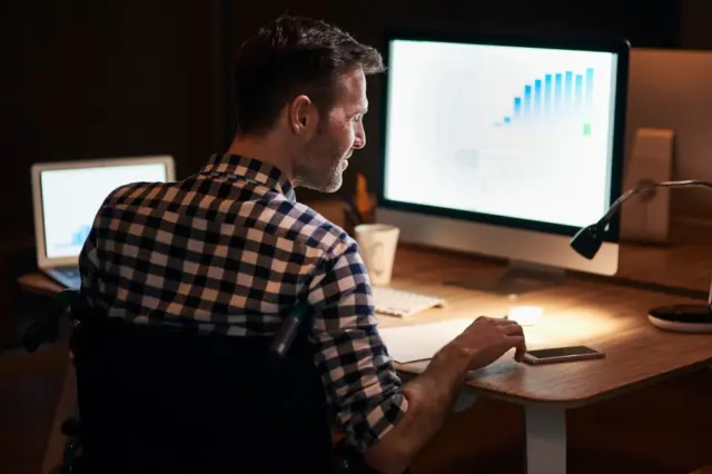 Profissional analisando dados de SEO técnico e performance em computador
