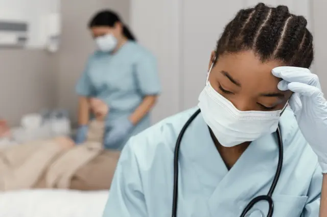 Profissional de enfermagem em ambiente hospitalar