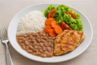 Prato com arroz, feijão, frango e salada