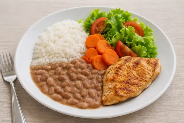 Prato com arroz, feijão, frango e salada