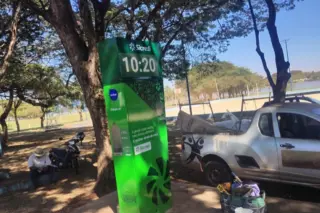 Bebedouro automatizado instalado próximo às quadras de areia do Parque Maracá em Guaíra
