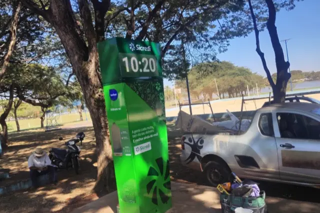 Bebedouro automatizado instalado próximo às quadras de areia do Parque Maracá em Guaíra