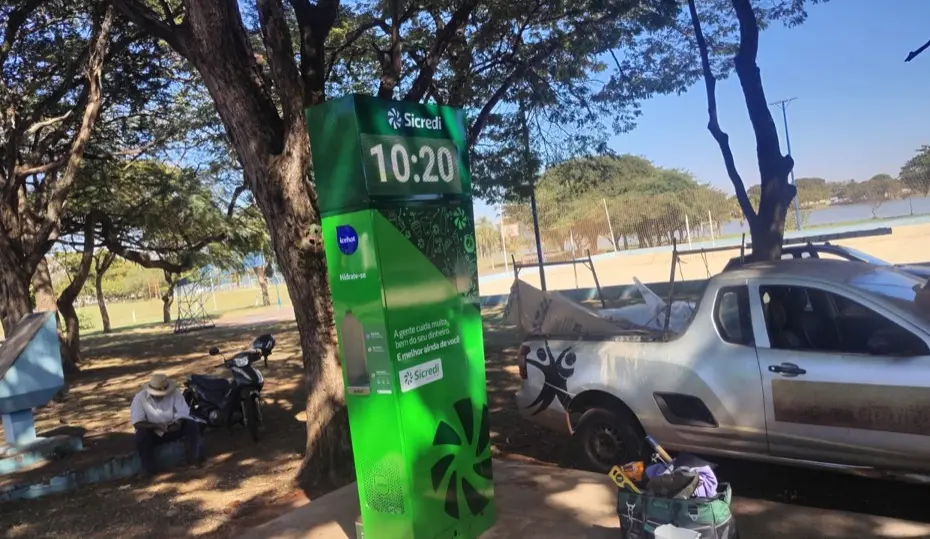 Bebedouro automatizado instalado próximo às quadras de areia do Parque Maracá em Guaíra