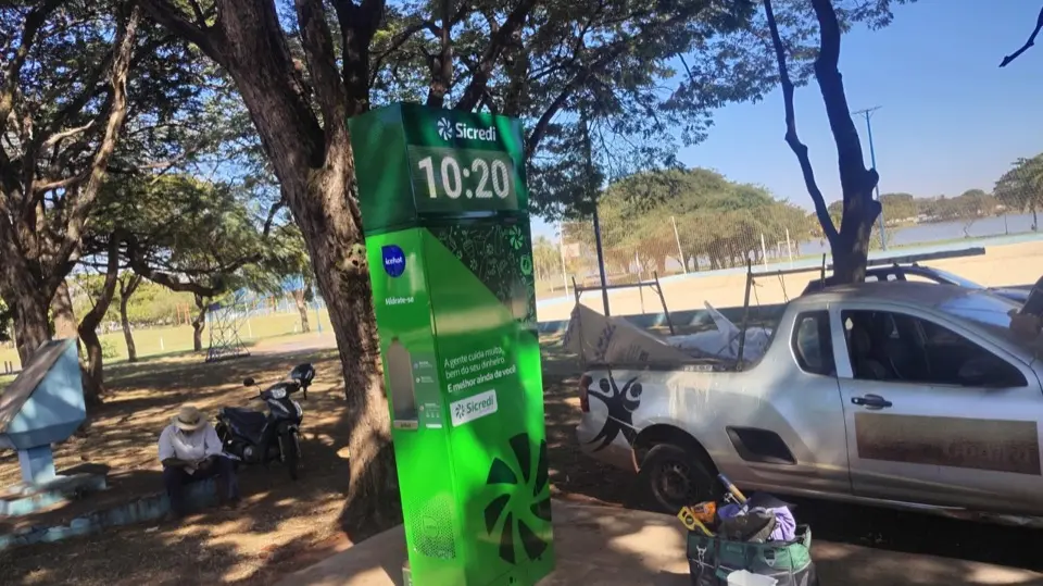 Bebedouro automatizado instalado próximo às quadras de areia do Parque Maracá em Guaíra