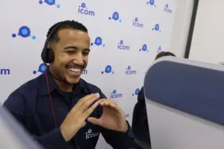 Profissional do ICOM utilizando Libras em atendimento por vídeo