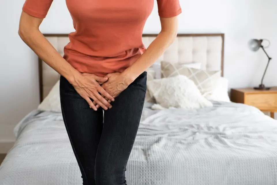 Mulher com dor abdominal causada por infecção urinária