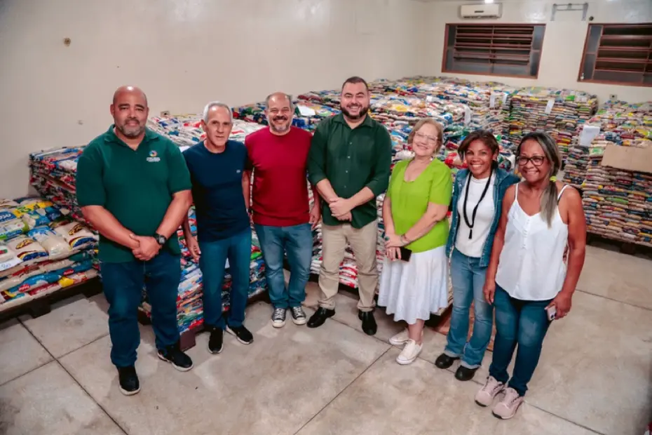 Representantes do João Rock entregam alimentos ao Fundo Social de Ribeirão Preto