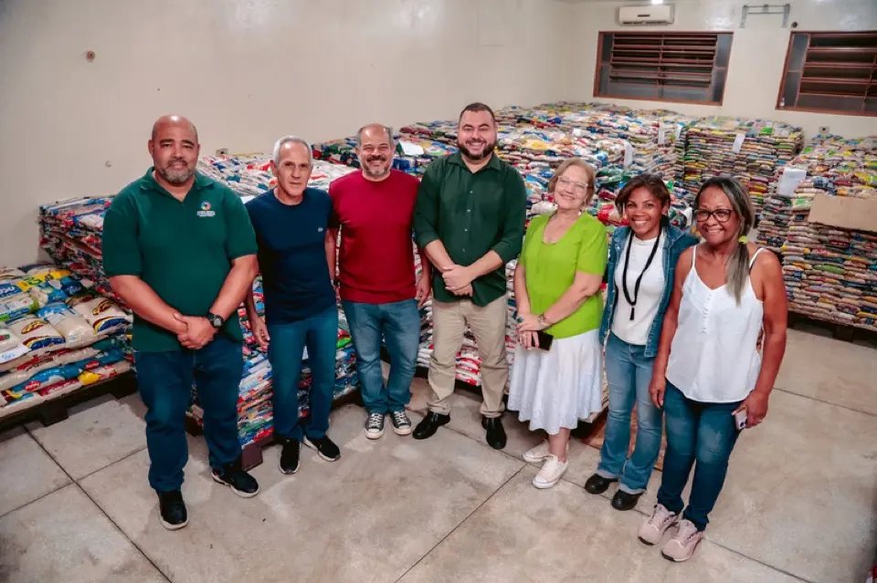 Representantes do João Rock entregam alimentos ao Fundo Social de Ribeirão Preto