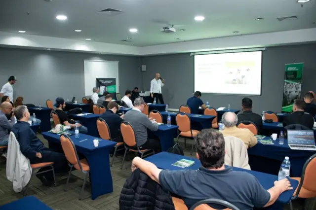 Participantes acompanham palestra durante o JetBov Day