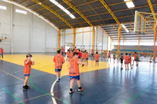 Crianças treinam futsal em ginásio esportivo de Guaíra