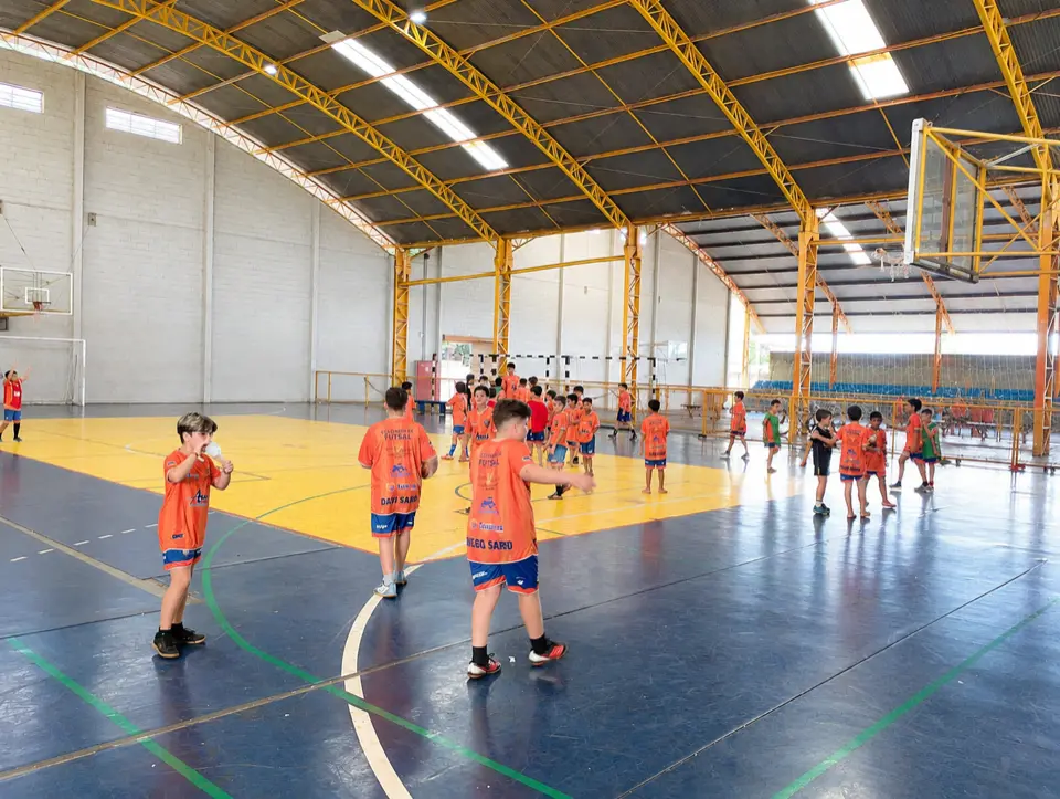 Crianças treinam futsal em ginásio esportivo de Guaíra