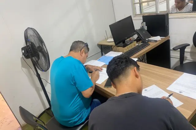Candidatos preenchem fichas durante Feirão de empregos da Tereos em Barretos