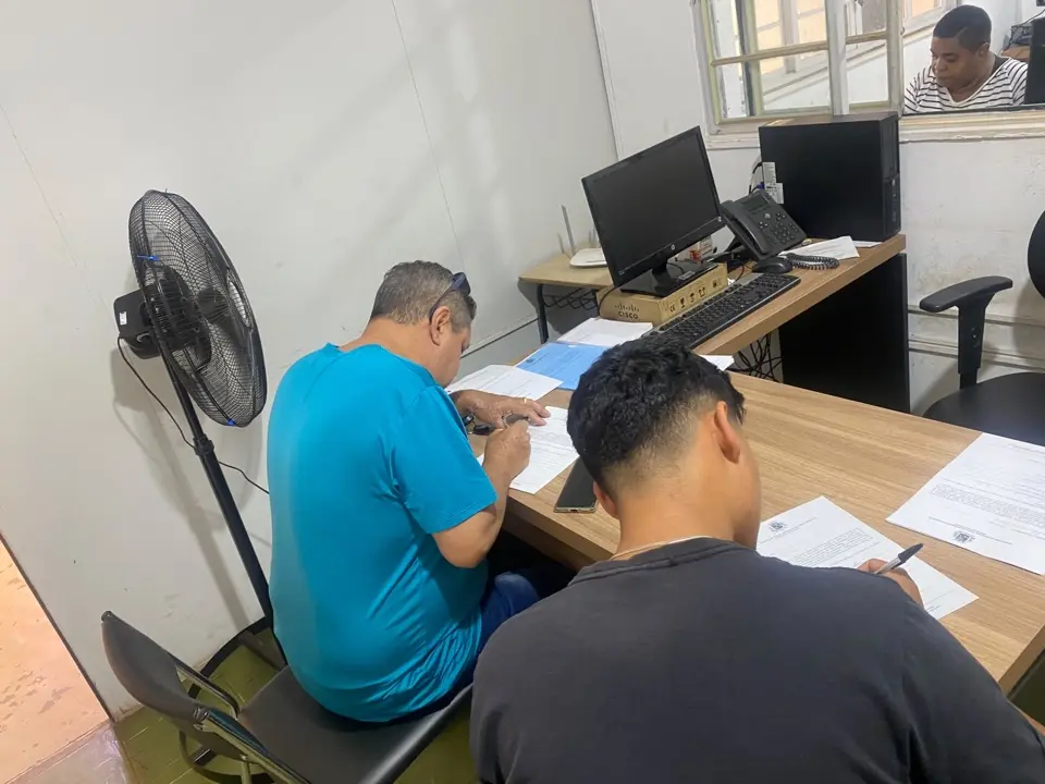 Candidatos preenchem fichas durante Feirão de empregos da Tereos em Barretos