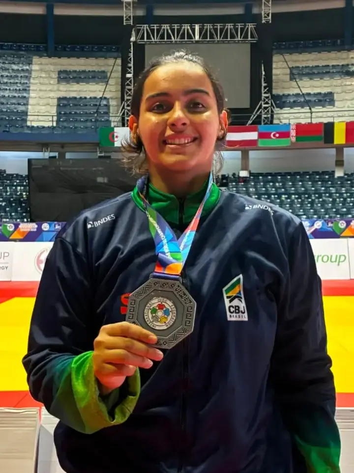 Yasmim Silva comemora medalha de prata conquistada pelo Brasil no Mundial Cadete de Judô