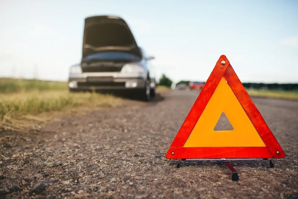 Motorista utilizando chave presencial de automóvel antes de uma viagem