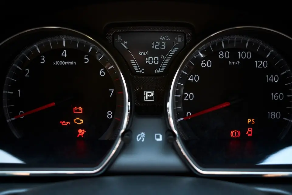 Painel de automóvel com luzes de alerta que o motorista deve conhecer antes de viajar