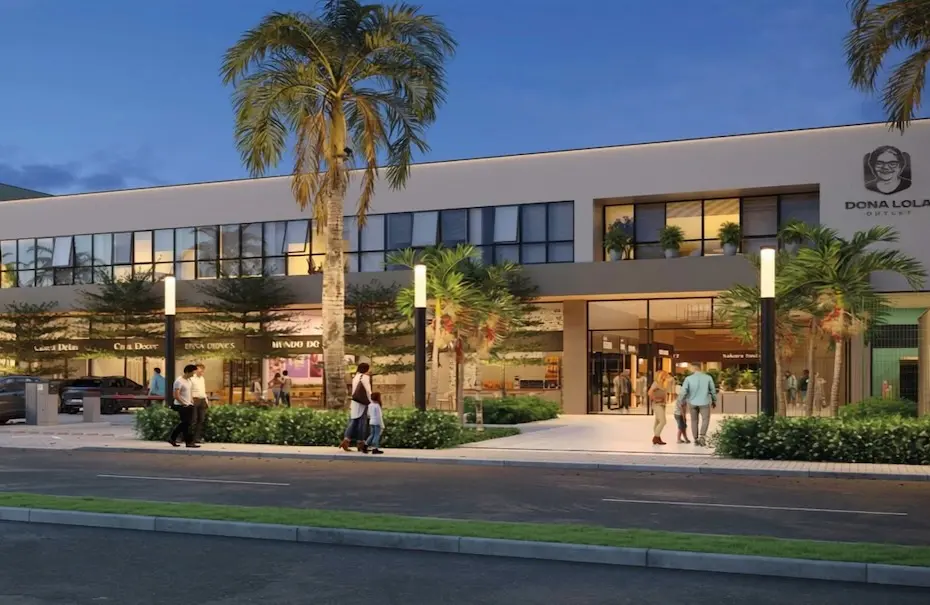Renderização da fachada do Dona Lola Outlet à noite, com pessoas caminhando, palmeiras e vitrines iluminadas