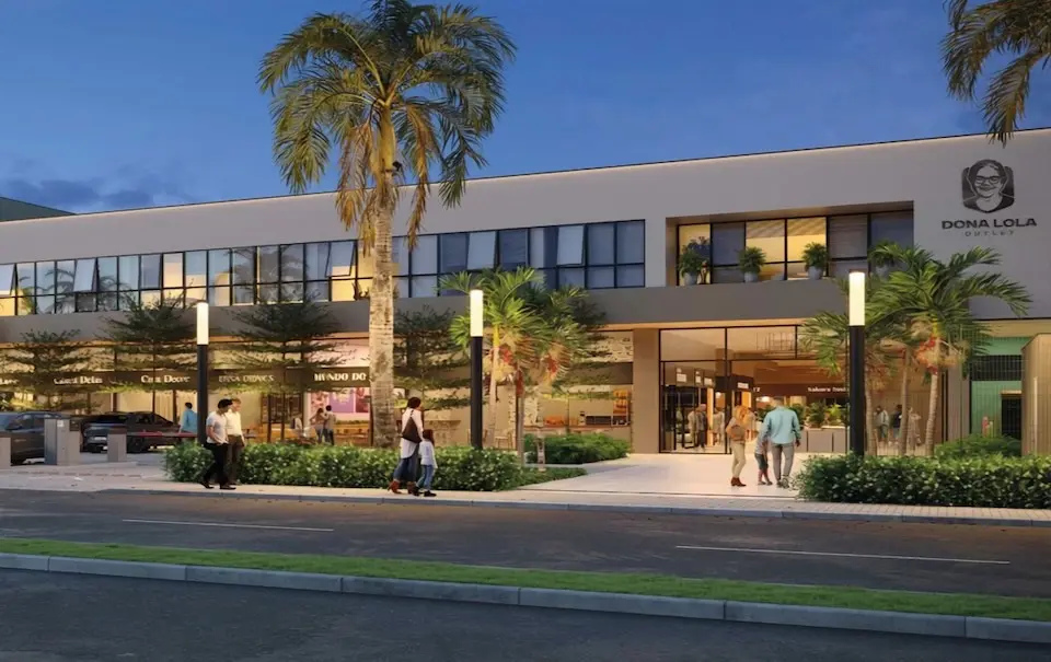 Renderização da fachada do Dona Lola Outlet à noite, com pessoas caminhando, palmeiras e vitrines iluminadas