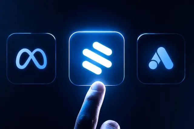 Dedo apontando para ícone central iluminado entre três ícones quadrados com símbolos de plataformas, sobre fundo azul escuro