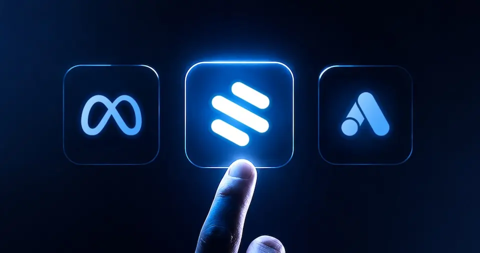 Dedo apontando para ícone central iluminado entre três ícones quadrados com símbolos de plataformas, sobre fundo azul escuro