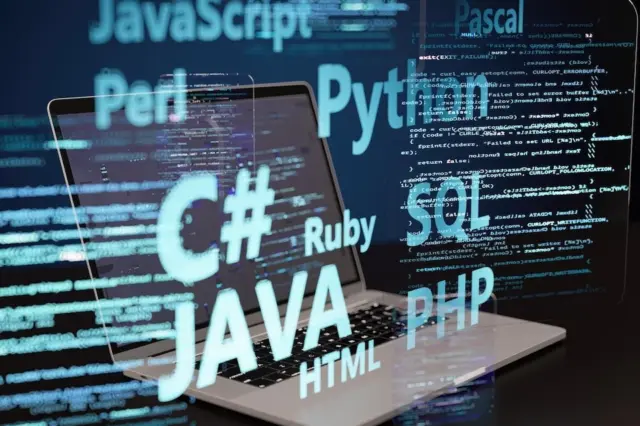 Notebook aberto com linhas de código e nomes de linguagens de programação (JAVA, C#, JavaScript, Python, PHP, SQL, HTML, Ruby, Perl, Pascal) sobrepostos