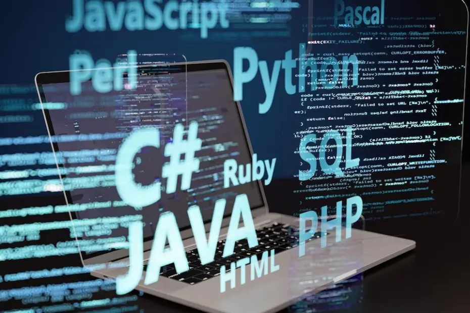 Notebook aberto com linhas de código e nomes de linguagens de programação (JAVA, C#, JavaScript, Python, PHP, SQL, HTML, Ruby, Perl, Pascal) sobrepostos